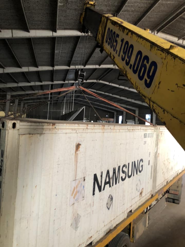 Xe cẩu 8 tấn Ngọc Thọ đang cẩu thiết bị công nghiệp tại Đắk Lắk